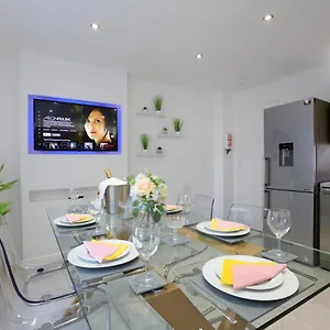  Apartment Spacious 4br Centre W/ Free Parking